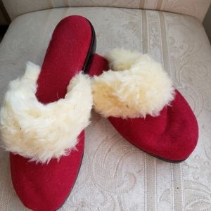 Yams Slippers size 8